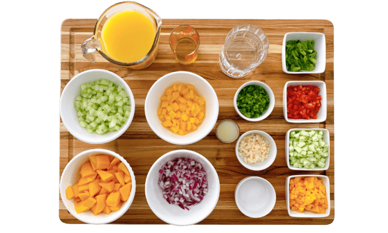 Mise en place de Ingredientes frescos organizados em tigelas separadas.