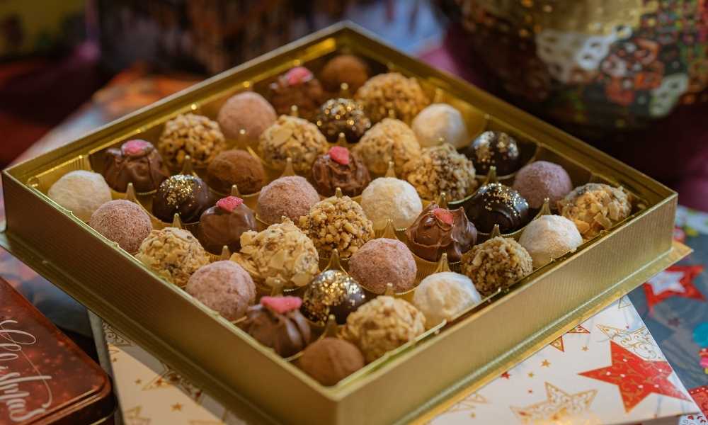 Caixa com brigadeiros e trufas para presentear.