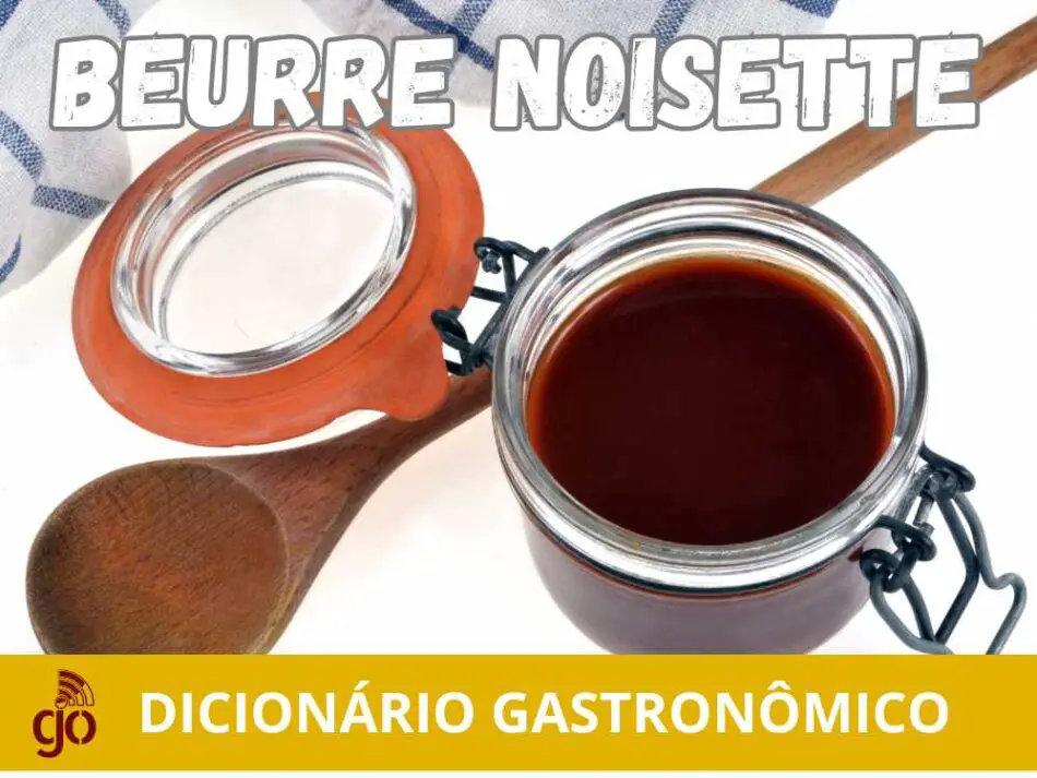 Frasco com beurre noisette, mostrando a manteiga derretida de cor marrom dourada com um aroma de nozes.