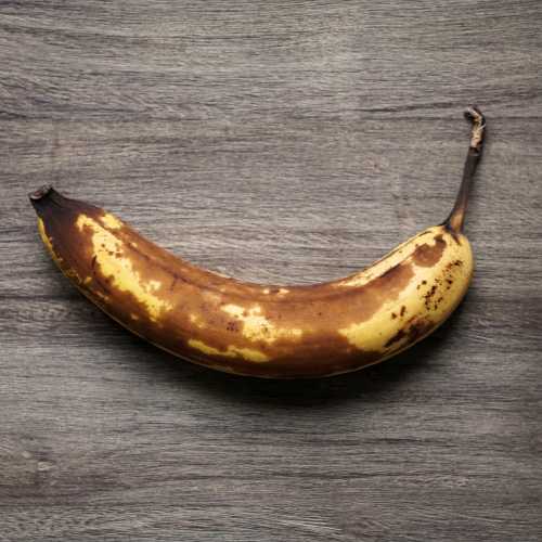 Banana Amadurecendo: Foto de uma banana amadurecendo, mostrando mudanças na cor da casca e textura à medida que passa pelo processo de bletting.