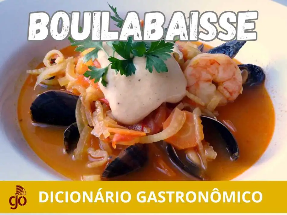 Prato com bouillabaisse, a tradicional sopa de peixe francesa, repleta de peixes e frutos do mar frescos, servida com fatias de pão torrado e molho rouille.