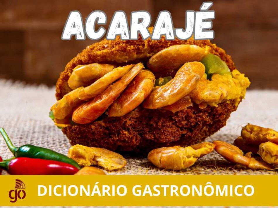 Prato de acarajé bem recheado com vatapá, camarão seco e molho de pimenta, em uma apresentação típica da culinária baiana