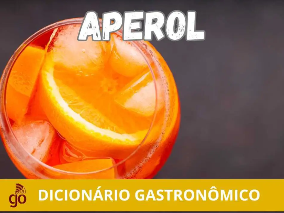 Aperol ao lado de um copo de Aperol Spritz decorado com uma fatia de laranja, destacando sua cor laranja vibrante.