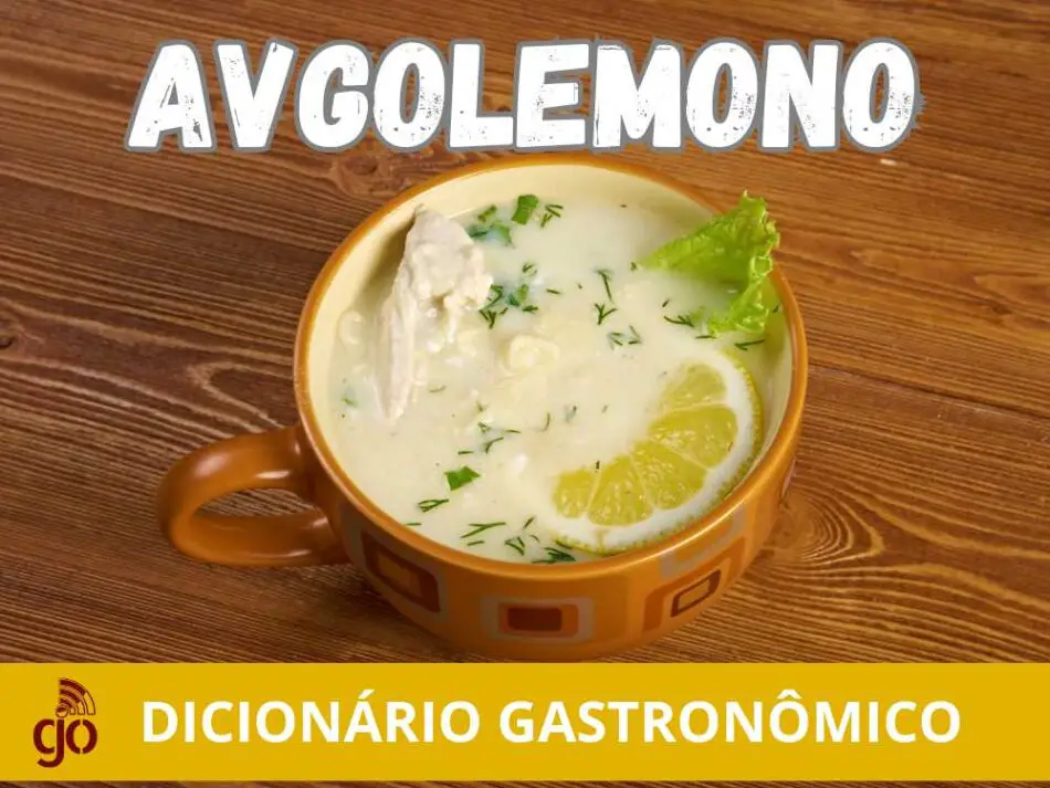 Prato fundo com sopa avgolemono cremosa, decorada com salsinha picada, destacando sua textura suave e cor amarela pálida.