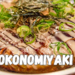 Um Okonomiyaki japonês, uma panqueca japonesa tradicional, adornada com uma variedade de ingredientes frescos, como repolho picado, camarão, polvo ou bacon, coberta com molho okonomiyaki, maionese japonesa, flocos de bonito seco e flocos de nori.