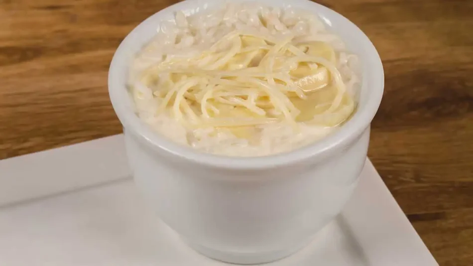 Arroz Piamontese cremoso com cogumelos e queijo parmesão, servido em um prato elegante.