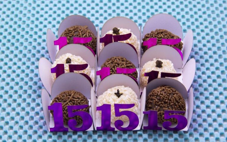 Brigadeiros gourmet de lavanda em embalagem de papel elegante e lilas.