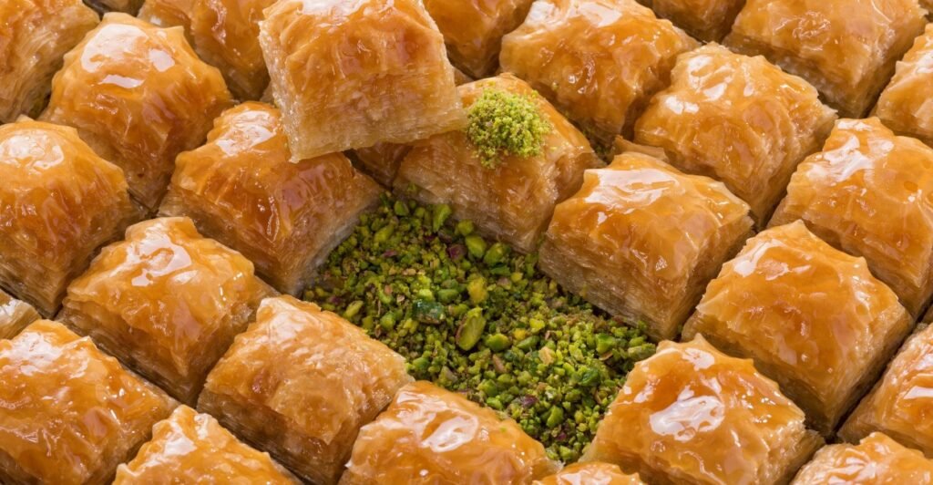 Baklava doce tradicional da culinária árabe com camadas de massa folhada e nozes.