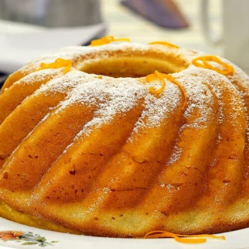 Bolo de cenoura feito de forma tradicional com açúcar polvilhado e pronto para vender.