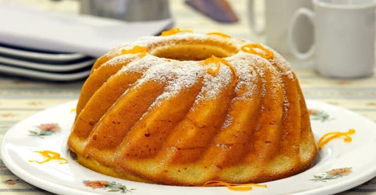 Bolo de cenoura feito de forma tradicional com açúcar polvilhado e pronto para vender.