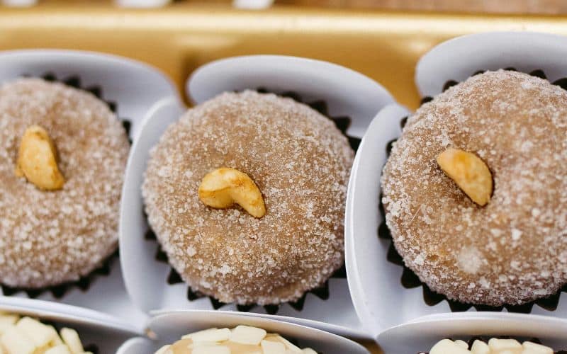 Brigadeiro gourmet de cajuzinho, coberto com amendoim triturado.