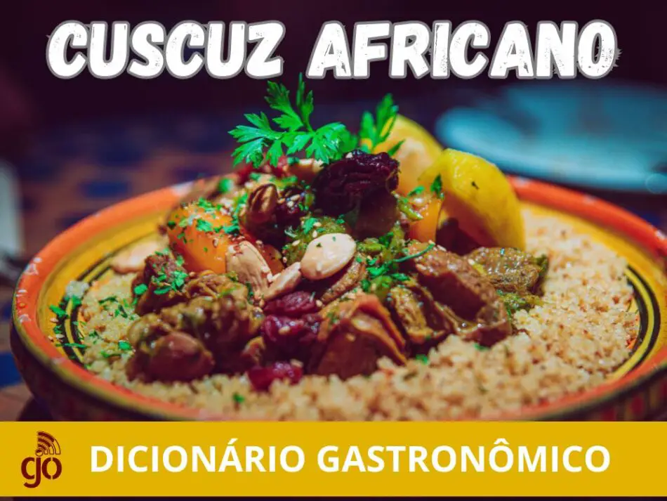 Prato de cuscuz africano colorido, com grãos soltos e esponjosos, misturado com legumes frescos e ervas aromáticas.