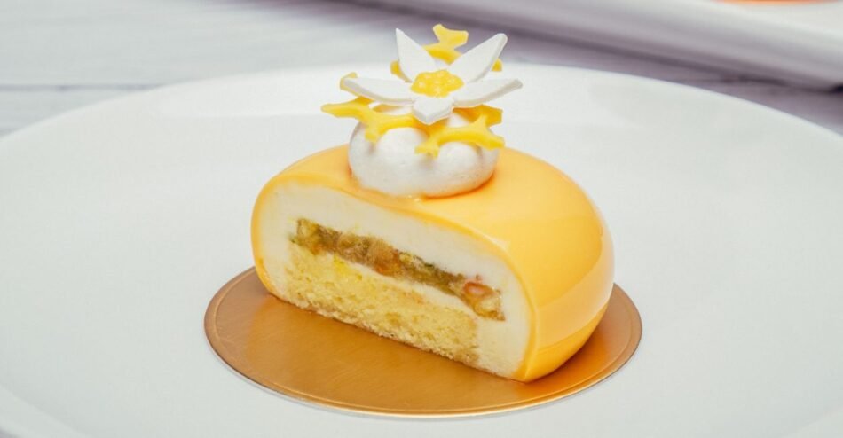 Entremet de mel partida ao meio, expondo todas as camadas em ordem.
