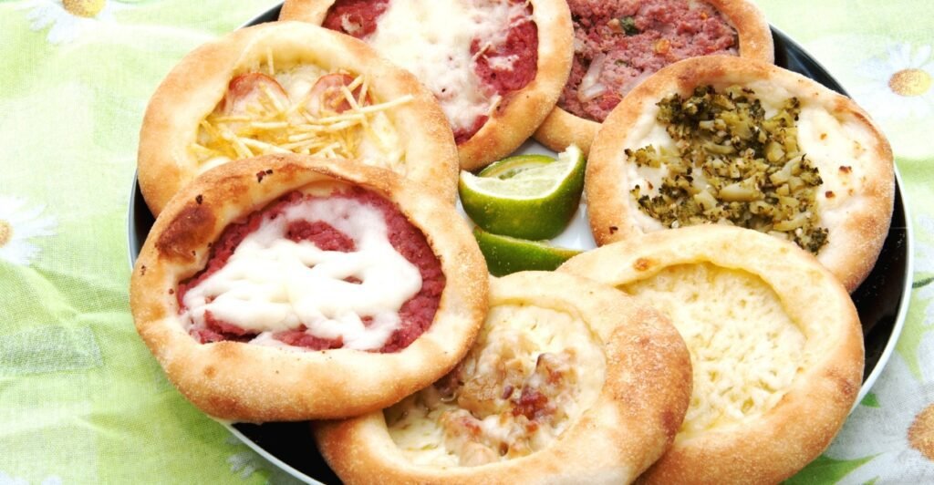 Esfiha aberta da culinária árabe recheada com carne temperada e finalizada com limão.