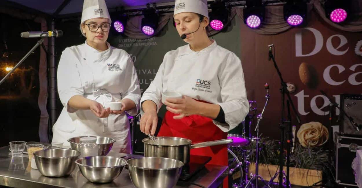 Cena de dois chefes apresentando receita no festival de cultura e gastronomia de Gramado em 2025.