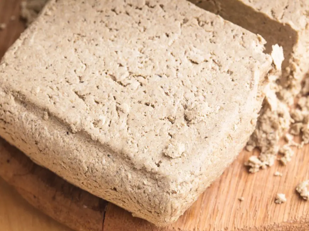 Halva tradicional cortada em pedaços, servida em um prato rústico.