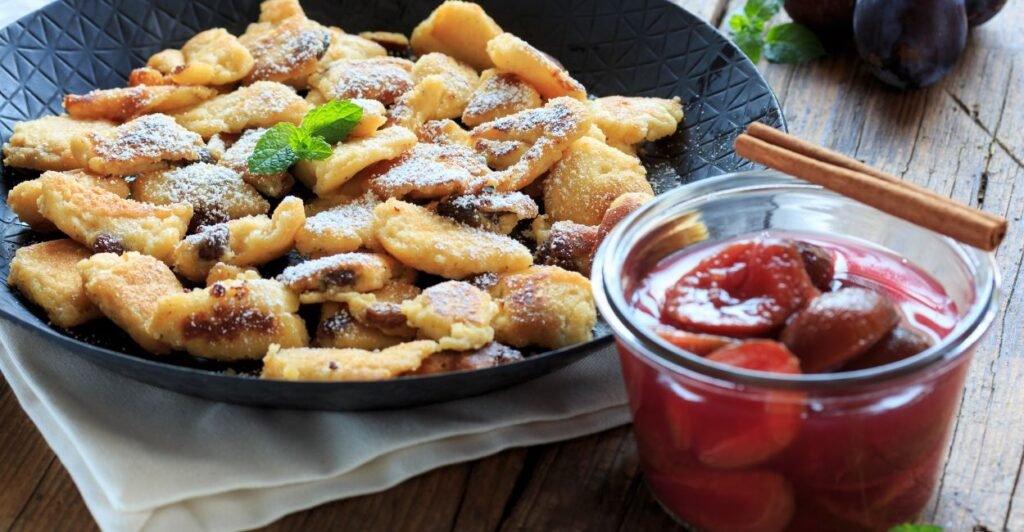 Panqueca austríaca desfiada com açúcar e frutas vermelhas.