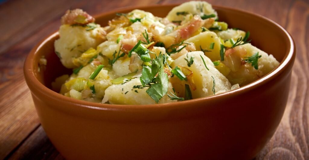 Salada alemã de batatas com ervas frescas.