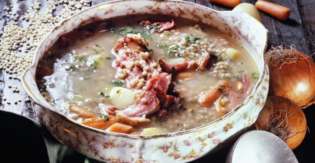 Tigela de kasha com legumes assados.