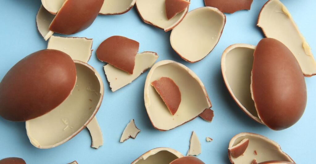 Kinder Ovo cortado ao meio com brinquedo visível.