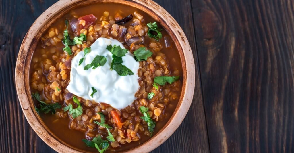 Prato de lentejas mexicanas com lentilhas, tomate, pimentão e temperos coloridos.