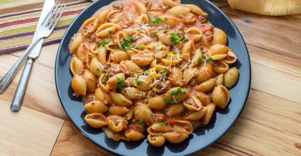Prato de massa Lumache com molho de tomate e manjericão fresco.
