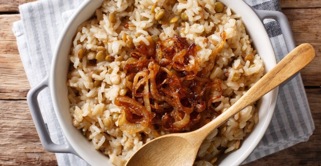 Mujaddara: arroz com lentilhas e frango dourado, prato típico da culinária árabe.