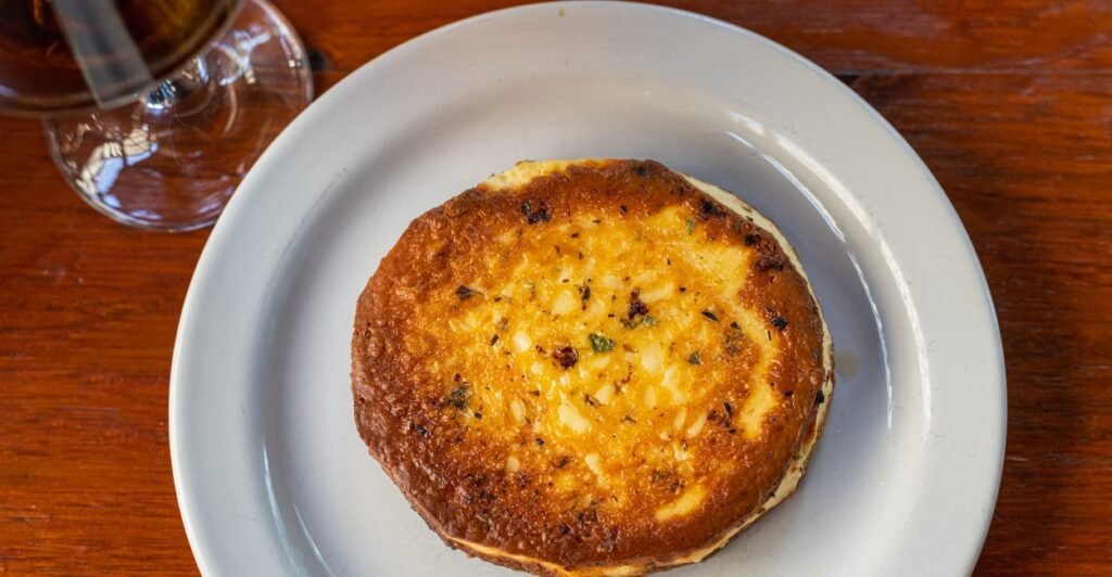 Provoleta argentina grelhada com orégano, azeite e toque de chimichurri.