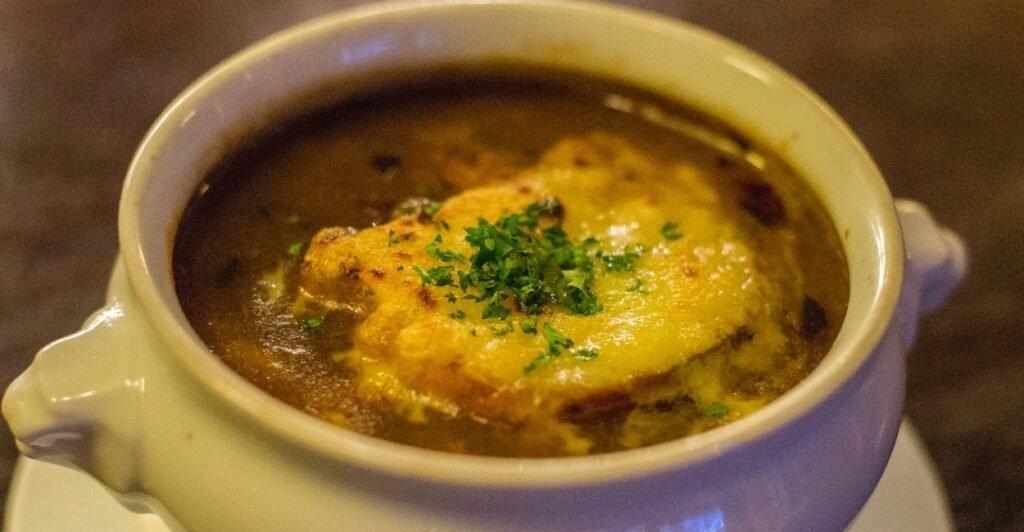 Soupe à l’oignon gratinada com queijo derretido sobre fatias de pão, sopa clássica da culinária francesa.