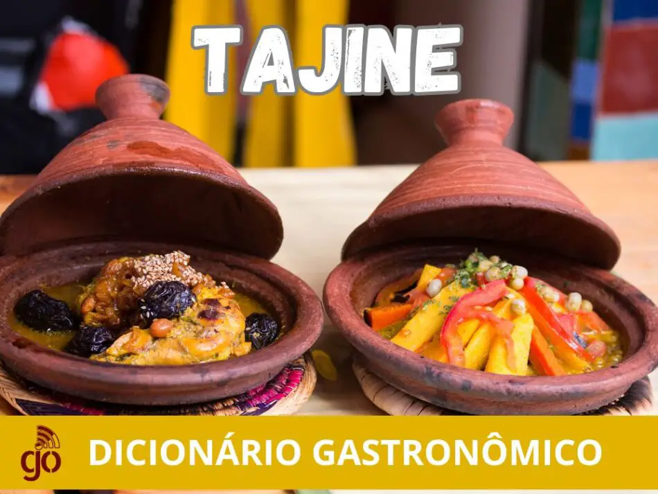 Prato de tajine marroquino com cordeiro, legumes, damascos secos e amêndoas torradas, servido em um recipiente de barro tradicional.