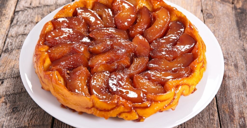 Tarte Tatin de maçã caramelizada, invertida e dourada, sobremesa clássica da culinária francesa.