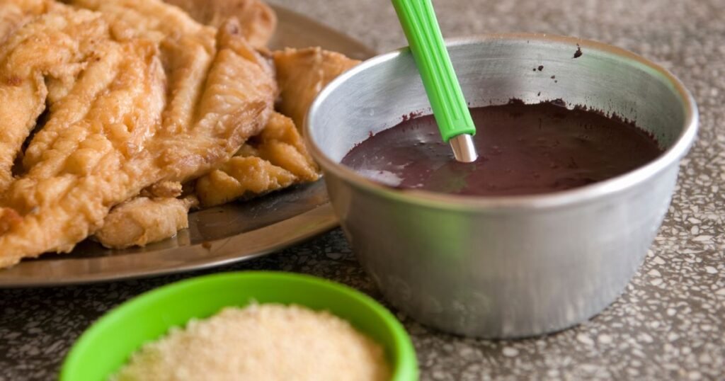 Açaí salgado servido com peixe frito e farinha – comida típica da região Norte do Brasil