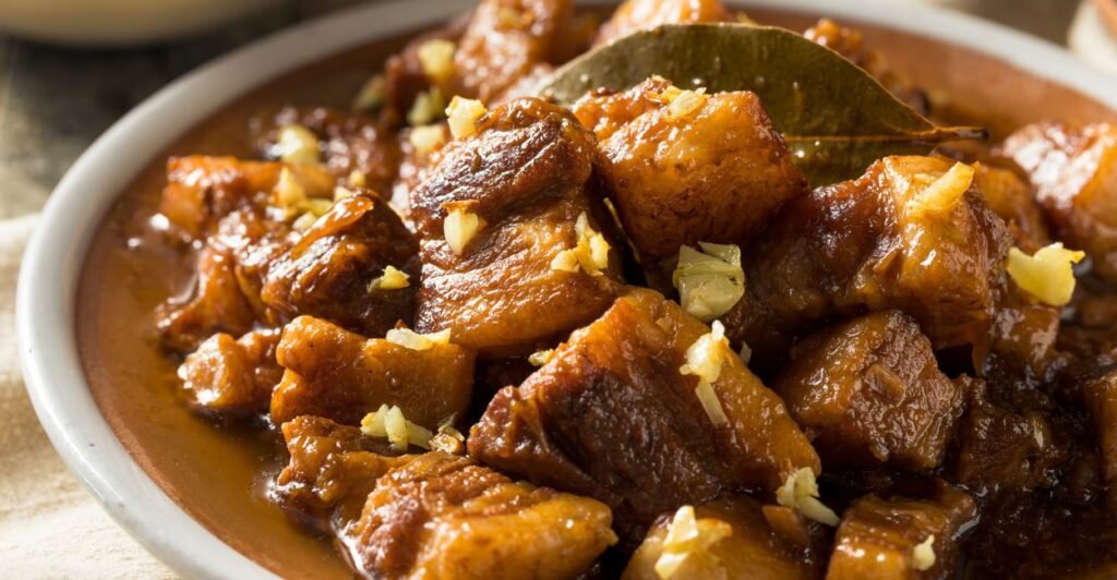 comida feita com Mistura seca de adobo com alho em pó, orégano e cúrcuma em pote de vidro com colher de madeira.