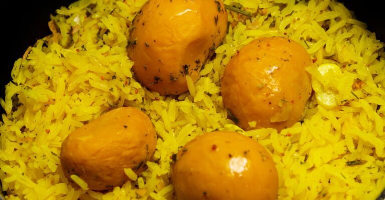 Arroz com pequi dourado e perfumado – comida típica do Centro-Oeste brasileiro.