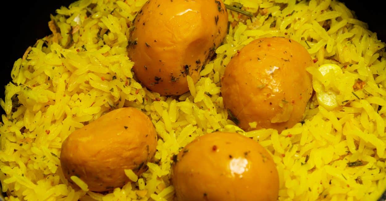 Arroz com pequi dourado e perfumado – comida típica do Centro-Oeste brasileiro.