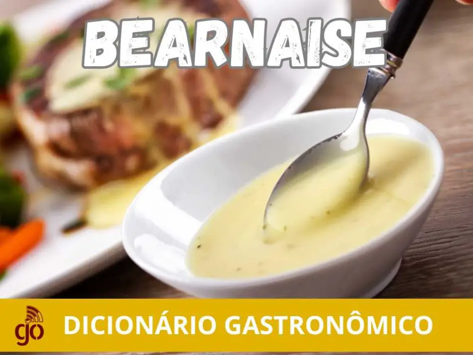 Molho Bearnaise servido em uma pequena tigela, com uma textura cremosa e guarnecido com ervas frescas, ao lado de um bife grelhado.