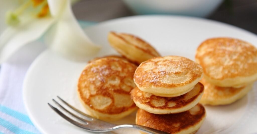 Tarecos crocantes e dourados, tradicionais da comida de festa junina doce, servidos em porção.