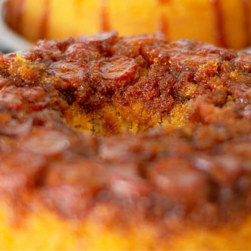 Bolo caseiro de banana com bananas carameladas exposto em uma forma descartável pronto para vender.