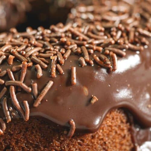 Bolo caseiro fofinho e com calda cremosa de chocolate e brigadeiro preparado em forma para vender.