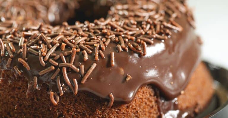 Bolo caseiro fofinho e com calda cremosa de chocolate e brigadeiro preparado em forma para vender.