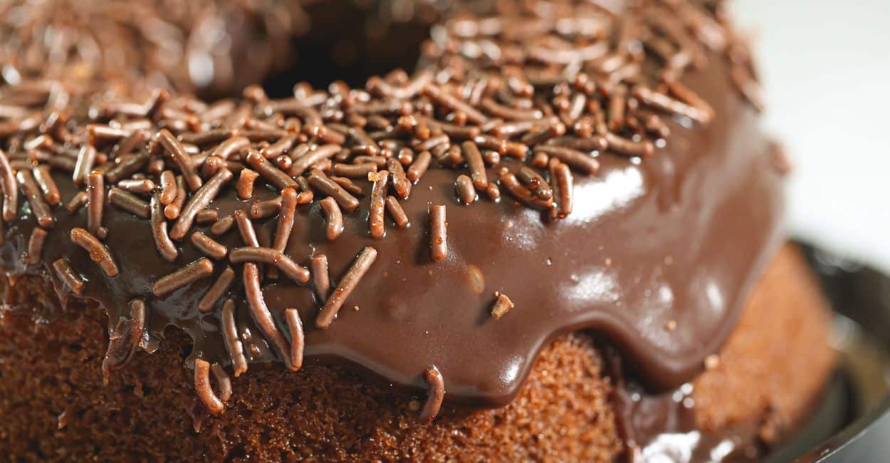 Bolo caseiro fofinho e com calda cremosa de chocolate e brigadeiro preparado em forma para vender.
