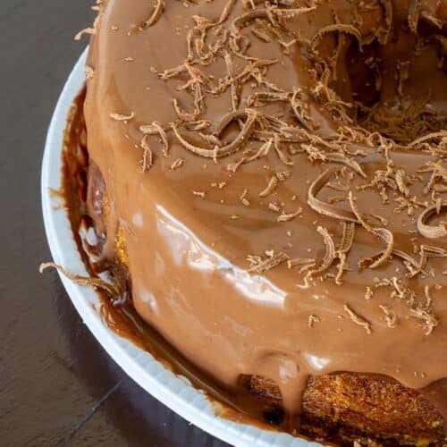 bolo cremoso para vender de chocolate belga e cobertura cremosa com lascas de chocolate gourmet.