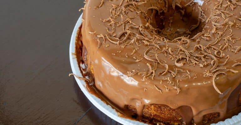bolo cremoso para vender de chocolate belga e cobertura cremosa com lascas de chocolate gourmet.