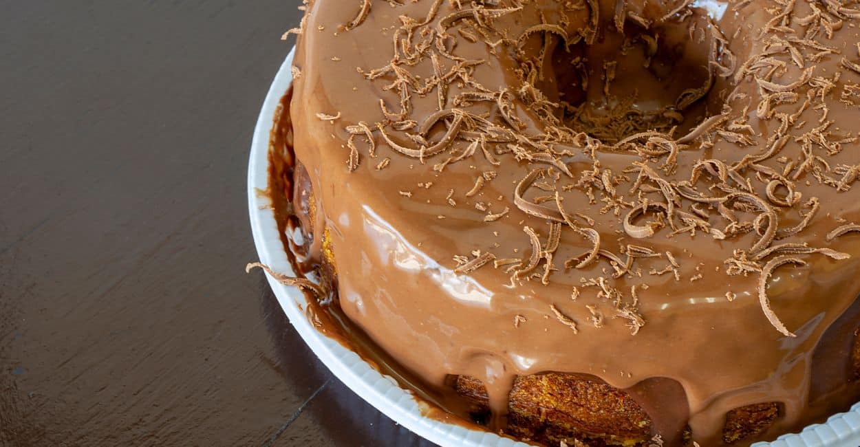 bolo cremoso para vender de chocolate belga e cobertura cremosa com lascas de chocolate gourmet.