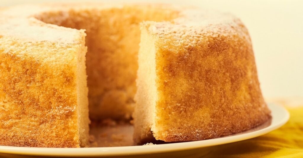 Bolo de fubá simples e fofinho servido em fatias, tradicional comida de festa junina doce.