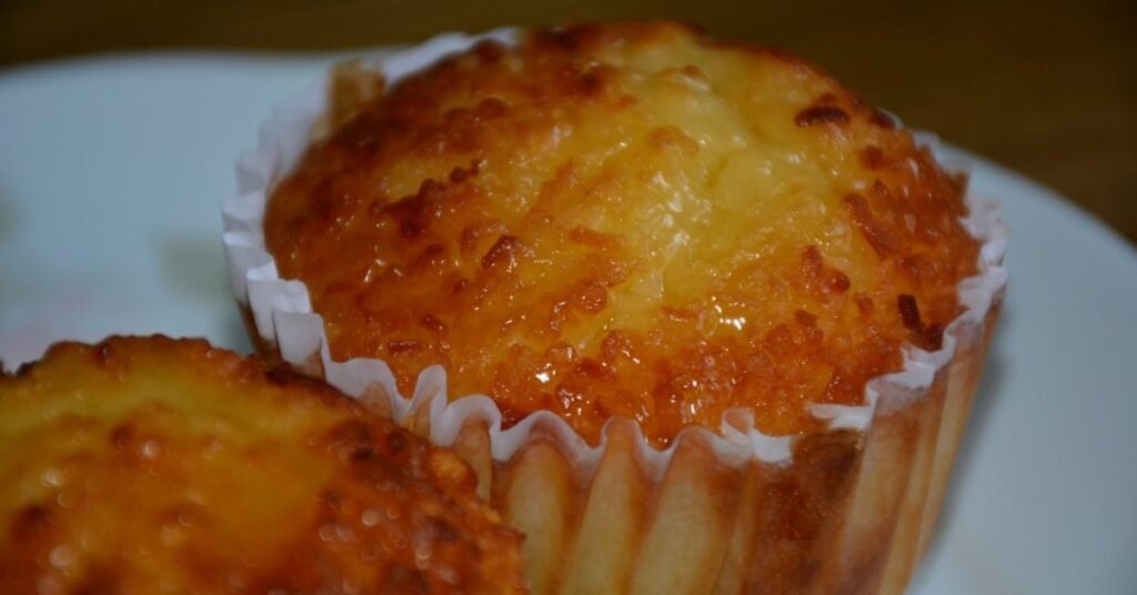 Bombocado fofinho e dourado cortado em pedaços, servido em prato rústico, comida de festa junina doce