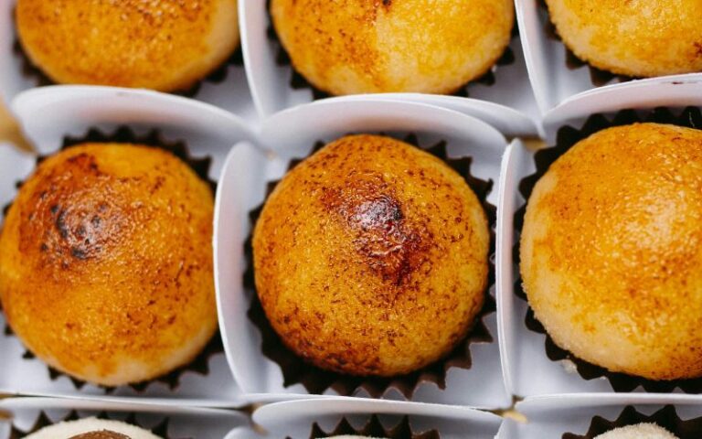 Brigadeiro gourmet de creme brûlée, com cobertura crocante de açúcar caramelizado.