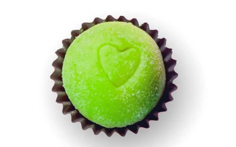Brigadeiro gourmet de capim-santo com cobertura delicada de açúcar.