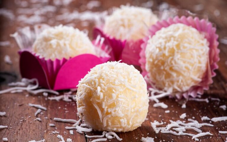 Brigadeiro gourmet de beijinho, coberto com coco ralado.
