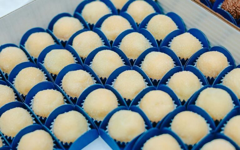 brigadeiro gourmet de leite ninho coberto com açúcar e servido em forminhas azuis.